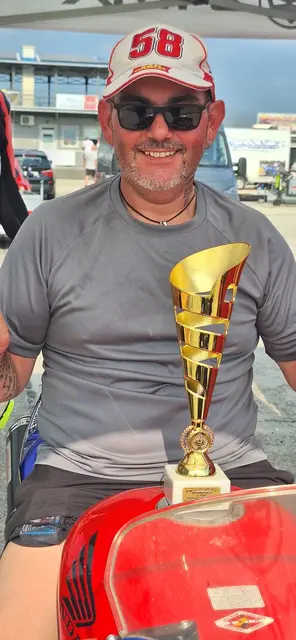 Michi Sommer mit seinem Pokal.  | Foto: G. Sommer