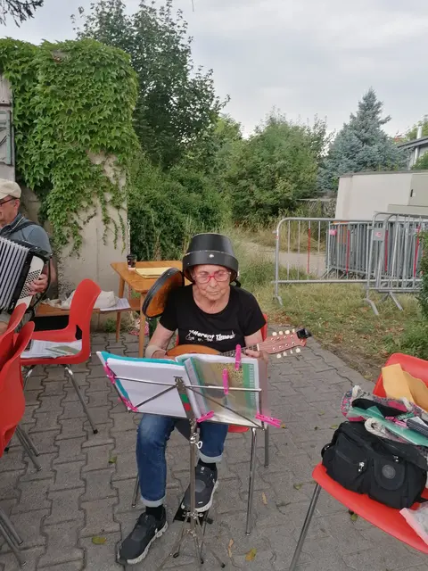 Musikalisch sorgte eine Gruppe aus Hollabrunn für Unterhaltung. | Foto: Weana Bleamerln und Zitherverein Musik