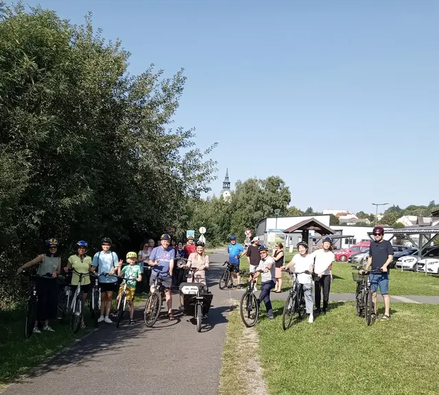 Fahrradtour auf der Thayarunde: Marta Lopez Cifuentes, Sonja Appel, Mira Appel, Lennox Fangenheim, Winston von Engel, Kerstin Schmid, Hiroyuki Doi, Kyoko Kosegawa, Tsukasa Muriguchi und Jakob Eder (v.l.) | Foto: Martin Schrammel