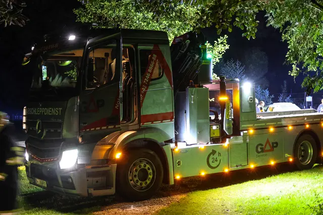 Absturzgefährdet: Fiat Freemont wäre beinahe in einen Fischteich in Pichl bei Wels gestürzt. | Foto: laumat.at