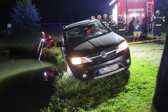 Absturzgefährdet: Fiat Freemont wäre beinahe in einen Fischteich in Pichl bei Wels gestürzt. | Foto: laumat.at