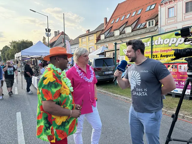 TV-Interview mit Silvio Gabriel und Marc Andrae vor dem Auftritt am Hauptplatz | Foto: Almer