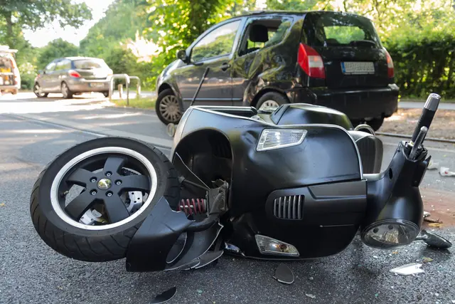 Verletzungen unbestimmten Grades erlitten zwei Mädchen aus dem Flachgau bei einem Verkehrsunfall am gestrigen Mittwochabend in Michaelbeuern. Sie kollidierten mit einem entgegenkommenden Pkw. | Foto: Adobe Stock/kara