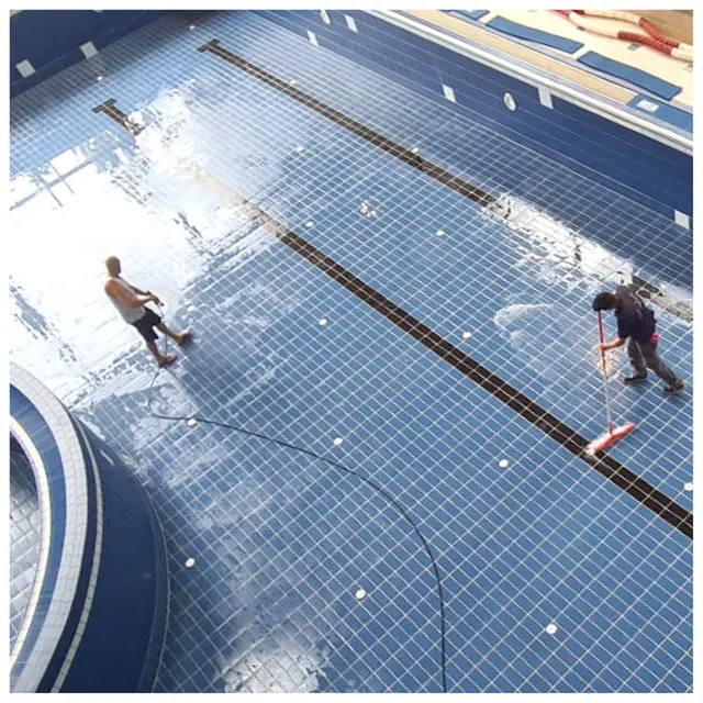 Im Bad laufen die Arbeiten auf vollen Touren, damit zur Wiedereröffnung alles bereit ist. | Foto: Aqua Salza