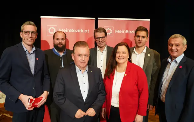 Foto vom 15. Jänner 2025 nach der Diskussionsrunde zur Gemeinderatswahl im Zwettler Stadtsaal: Bernhard Schabauer (Redaktionsleitung MeinBezirk Zwettl), Andreas Stern (FPÖ), Franz Mold (ÖVP), Emmerich Temper (SPÖ), Silvia Moser (GRÜNE), Alexander Leutgeb (Zwettlbraucht) und Walter Spitaler (NEOS) - v.l. | Foto: Evi Leutgeb/MeinBezirk Archiv