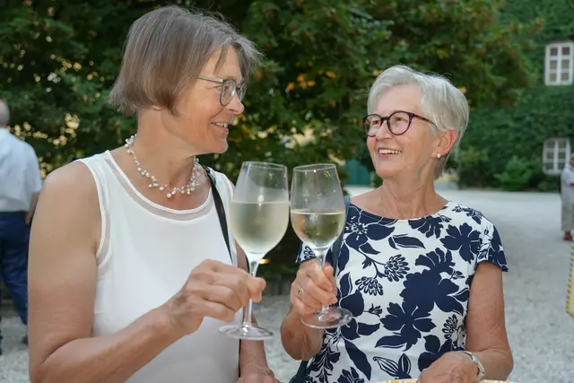 Ulrike Wawra und Veronika Hemmelmayer stießen auf einen schönen Konzertabend an. | Foto: Markus Hauser
