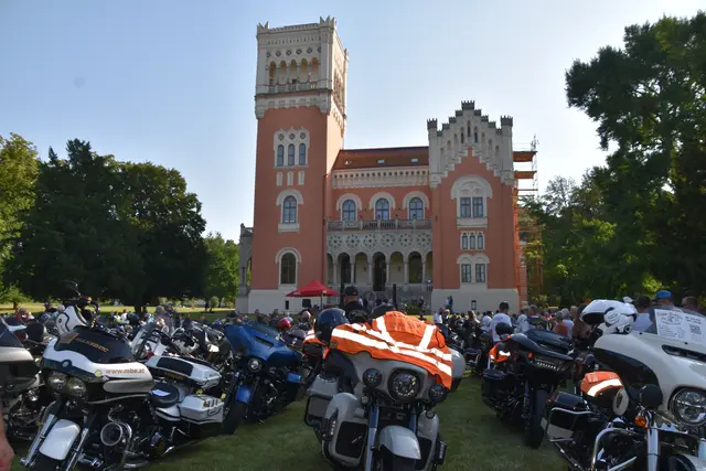 Dutzende Harleys und andere Bikes konnten vorm Schloss Rotenturm bewundert werden. | Foto: Michael Strini