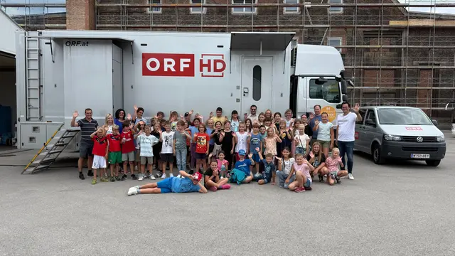 Bgm. Bernhard Heinl (1.v.r.) mit den begeisterten Kindern und Eltern beim ORF | Foto: Marktgemeinde Michelhausen