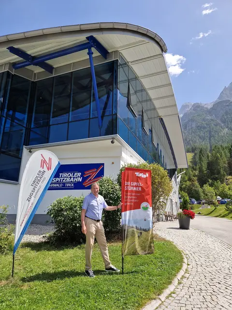 Geschäftsführer Franz Dengg freut sich über die neuerliche Auszeichnung. | Foto: Tiroler Zugspitzbahn