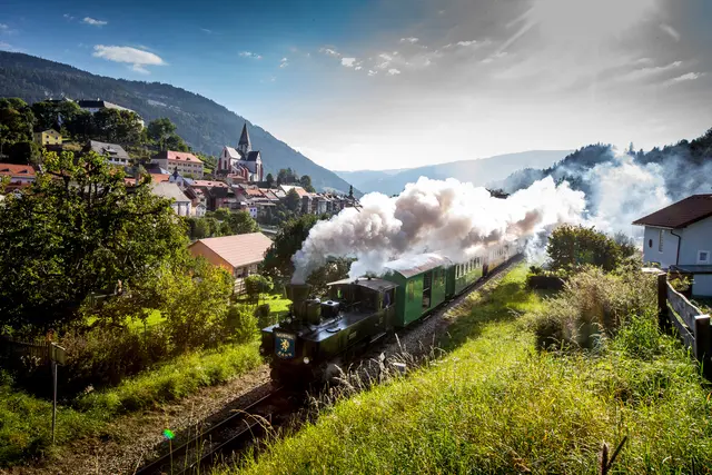 Die Murtalbahn verkehrt auf einer Strecke von 64,3 Kilometern direkt entlang der Mur zwischen Unzmarkt, Murau und Tamsweg (Salzburger Land). | Foto: StB – ikarus.cc