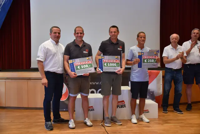 Siegerehrung mit Preisgeldübergabe | Foto: Michael Graf