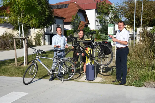 Jens de Buck, Manuel Hammel und Bürgermeister Matthias Stadler präsentieren die neue Rad-Servicestation im Sturm 19-Park. | Foto: Josef Vorlaufer