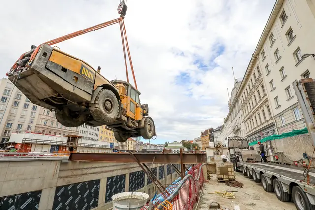 Viele Baugeräte wurden durch das Hochwasser beschädigt. | Foto: Wiener Linien/Christian Fuerthner