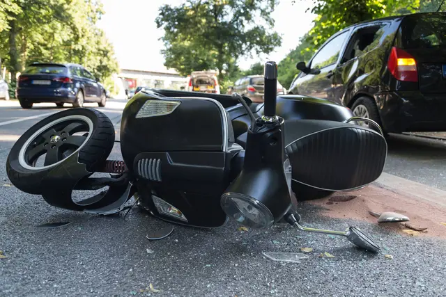Beim Unfall wurde ein 15-jähriger Mopedlenker verletzt. (Symbolfoto) | Foto: stock.adobe.com/at/Kara