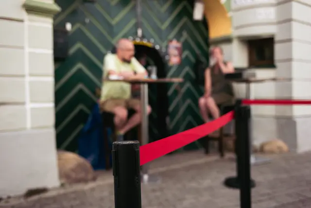 Kein roter Teppich, aber rotes Entree-Band. | Foto: Santrucek