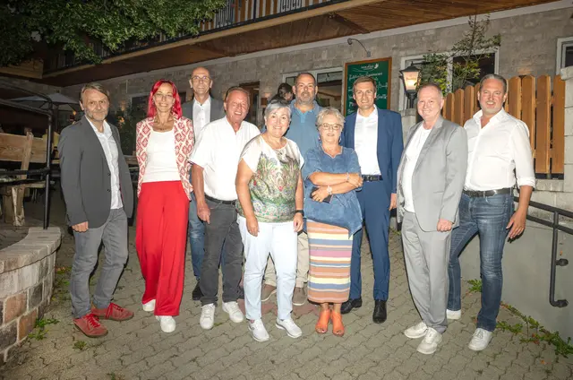SWV NÖ-Landesgeschäftsführer Mag. Gerd Böhm, Kristina Schneeweis, SWV NÖ-Spartenvorsitzender Transport und Verkehr, KommR Ing. Christian Freitag, SPÖ-Klubobmann LAbg. Hannes Weninger, SWV NÖ-Vizepräsidentin KommRin Martina Klengl, SWV NÖ-Spartenobmann-Stv. Gewerbe und Handwerk, Alfred Schwarz, SWV NÖ-Vizepräsidentin KommRin Monika Retl, SPÖ NÖ-Landesparteivorsitzender LR Mag. Sven Hergovich, der Bezirksvorsitzende-Stv. des SWV Mödling, Alfred Strohmayer, MSc, MBA und Heinz Ewinger. | Foto: Ronny Fras