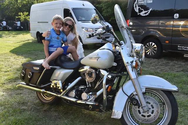 Paul und Hanna Pöll nahmen auf einer besonderen Harley Platz. | Foto: Michael Strini