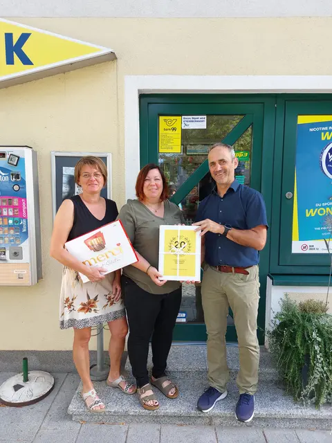 Josef Leherbauer, Postpartner-Betreuer der Österreichischen Post AG, überreichte Monika Oberauer (links) und Silvia Kasbauer (Mitte) die Urkunde zum 20-Jahr-Jubiläum der Trafik Kasbauer als Postpartner in Zell an der Pram.  | Foto: Österreichische Post
