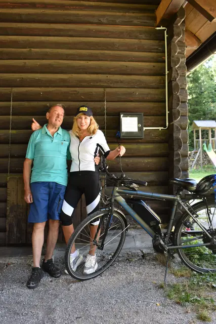 Vereinsobmann Franz Trautsamwieser mit Anna, eine der ersten Kundinnen. | Foto: Verein Aussichtswarte Jauerling