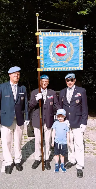 Der Enkelsohn vom Standartenträger Vzlt i.R. Mairinger wollte auch mal mit auf's Foto | Foto: privat/Mairinger