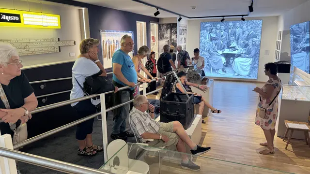 Stellvertretende Obfrau des Museum Vereins, Veronika Spielbichler, ließ gemeinsam mit den Sommerfrische-Gästen die Vergangenheit Wörgls Revue passieren. | Foto: Museum Wörgl