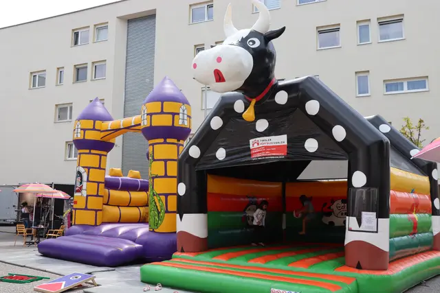 Die Kinder powerten sich trotz Hitze auf den zwei Hüpfburgen aus. | Foto: Nimpf