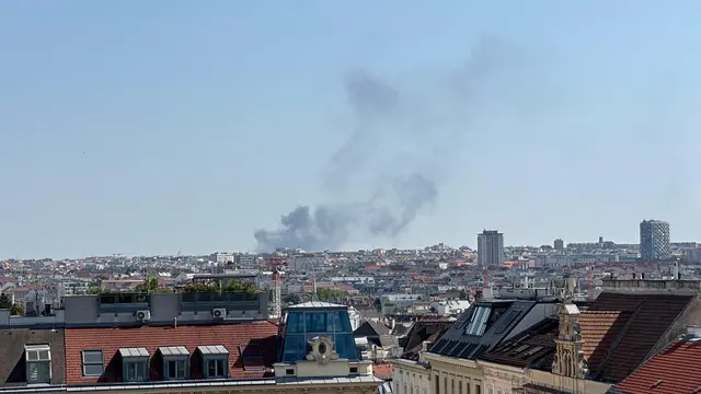 Eine riesige Rauchsäule ist am Donnerstag über den Dächern Wiens zu sehen. Das Feuer ist aber nicht im Stadtgebiet ausgebrochen, sondern im nahegelegenen Leopoldsdorf. | Foto: Lesereporter