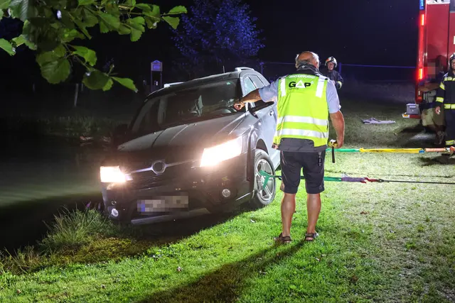 Absturzgefährdet: Fiat Freemont wäre beinahe in einen Fischteich in Pichl bei Wels gestürzt. | Foto: laumat.at