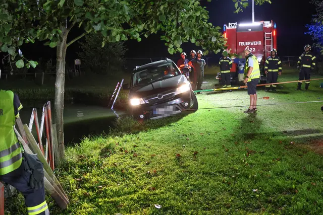 Absturzgefährdet: Fiat Freemont wäre beinahe in einen Fischteich in Pichl bei Wels gestürzt. | Foto: laumat.at