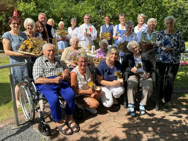 1. Reihe: Aigner Emmerich, Fuhrmann Hermine, Bauer Alexandra, Schmidt Cäcilia, Weber Andrea, Mödlagl Maria
2. Reihe: Brand Gabi, Schön Rosa, Hündler Verena, Valenta Andreas, Hasslauer Elisabeth, Schimani Irma, Kazimierz Tyrka, Hager Philipp, Astner Roswitha, Maringer Herma, Monika Mayrhofer, Pfabigan Maria, Beidi Rosina | Foto: PBZ Raabs/Thaya