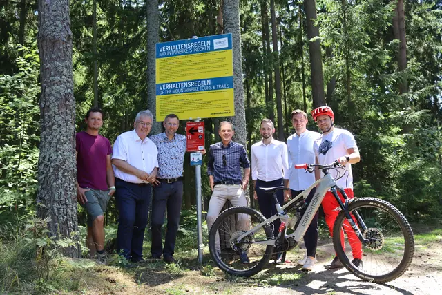 Besichtigung der Einstiegstelle im Wald: Grundbesitzer Harald Knafl, Bürgermeister Walter Zemrosser, Gunter Brandstätter, Geschäftsführer der Tourismusregion Mittelkärnten, Stadtamtsleiter Hubert Madrian, Johannes Moser von der Tourismusregion Mittelkärnten, Sport-Stadtrat Philipp Strutz und MTB-Obmann David Mucher | Foto: Stadtgemeinde Althofen
