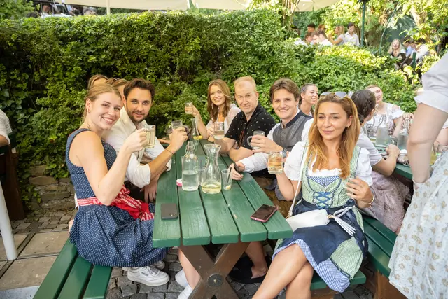 Liter/Liter - also je ein Liter Wein und ein Liter Soda - ist die gängige Bestellung beim Heurigen. | Foto: René Brunhölzl/RMW