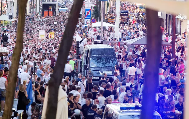 So sah es bei der Großdemo "Mensch sein in Österreich – gegen unmenschlichen Umgang mit Flüchtlingen" aus. | Foto: GEORG HOCHMUTH / APA / picturedesk.com