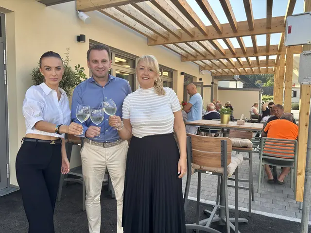 Annabella Loci, Bürgermeister Ivan Grujic und Ildiko Loci.  | Foto: Stefan Schneider