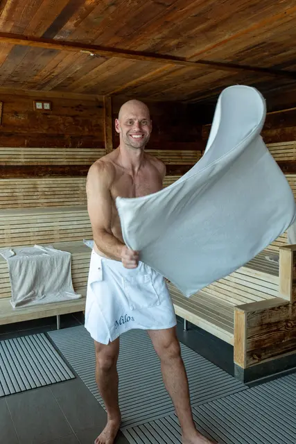 Milos Djurdjevic spielt nicht nur exzellent Handball, er ist auch Aufgussmeister der Therme Nova. | Foto: Riegger