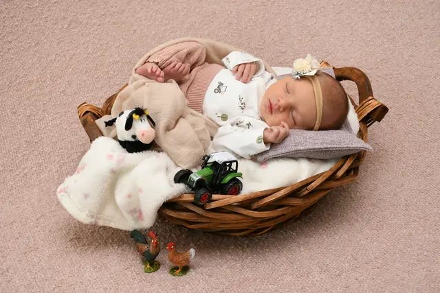 Name: Annika
Geburtsdatum: 19.07.2025
Gewicht: 2.740 g
Größe: 50 cm
Eltern: Lisa Tatschl und Patrick Mitterhuber aus Pusterwald | Foto: Babysmile