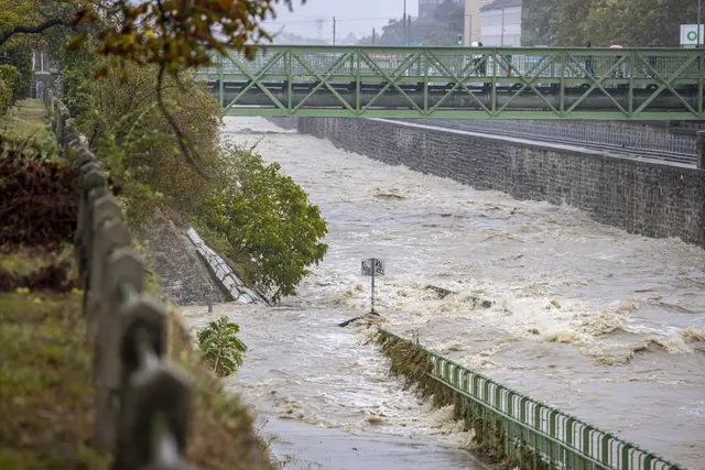 Mit welcher Wucht das Hochwasser im Vorjahr den Wienfluss getroffen hatte, rechnet eine Sprecherin auf MeinBezirk-Nachfrage vor: "Beim 1000-jährlichen Hochwasser strömten statt den üblichen 200 bis 500 Liter Wasser pro Sekunde unglaubliche 440.000 Liter pro Sekunde in den Donaukanal." | Foto: TOBIAS STEINMAURER / APA / picturedesk.com