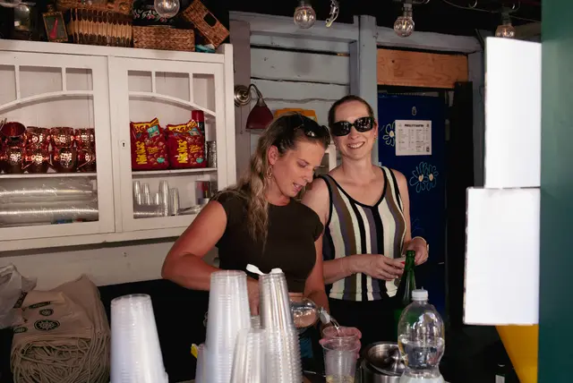 Emsiges Spritzer-Mixen an der Bar. | Foto: Santrucek