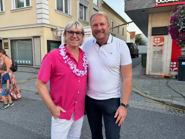 NAbg. und Vizebürgermeister Markus Leinfellner mit Schlagersänger Marc Andrae | Foto: Almer