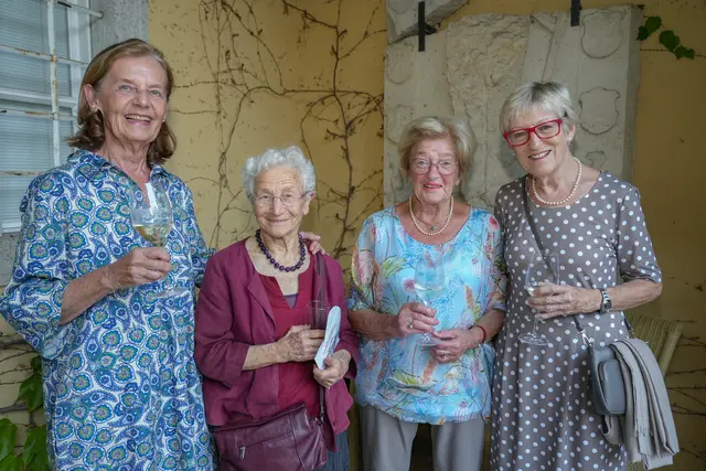 Helga Strasser, Franziska Gollmann, Anna Bauer und Emma Nagl-Samharber besuchten gemeinsam das Konzert des „Woody Performance Trios“. | Foto: Markus Hauser