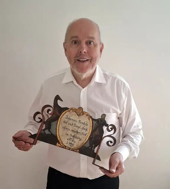 Michael Neureiter mit dem historischen Turmuhr-Schild. | Foto: Neureiter