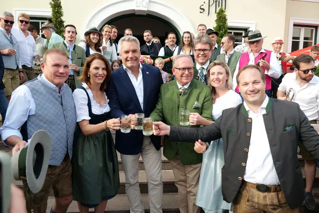 Bei der Eröffnung des Neustifter Kirtags 2024 in Döbling durften natürlich viele Politikerinnen und Politiker nicht fehlen. | Foto: Maximilian Spitzauer/MeinBezirk