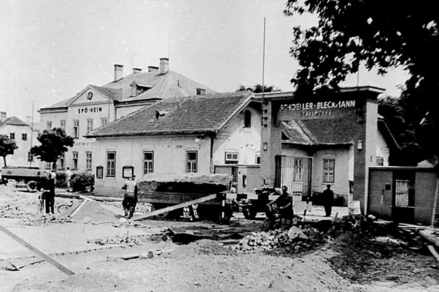 Straßenbauarbeiten vor dem Werkseingang der Schoeller Bleckmann im Jahre 1951 zeigt die Archivaufnahme. | Foto: Stahlstadtmuseum Ternitz