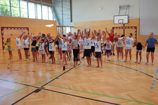 Als großes Finale führten die Kinder einen Tanz nach der Choreographie von Elena Neuhold auf.  | Foto: Edith Ertl
