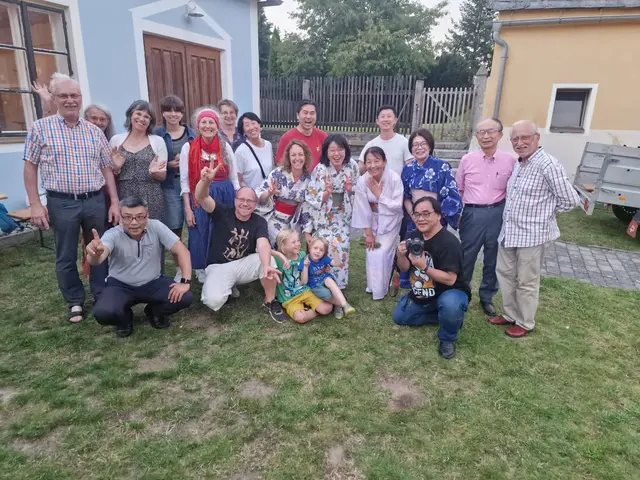 Beim Kunst- und Kulturbasar: Gottfried Eggenhofer, Ernestine Pöcksteiner, Hiroyuki Doi, Sonja Appel, Mira Appel, Karin Eggenhofer, Elisabeth Wanko, Felix Münster, Kyoko Kosegawa, Alexandra Frangenheim, Lennox Frangenheim, Hideaki Yamazaki, Levian Frangenheim, Mitsuho Aida, Sachiko Takahashi, Tsukasa Muriguchi, Chie Tanii, Fuji Mannen, Yasushi Aoyama und Engelbert Pöcksteiner (v.l.) | Foto: Gerhard Wanko