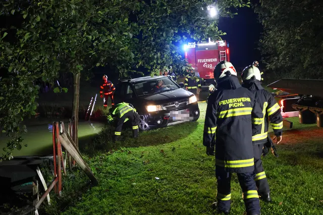 Absturzgefährdet: Fiat Freemont wäre beinahe in einen Fischteich in Pichl bei Wels gestürzt. | Foto: laumat.at