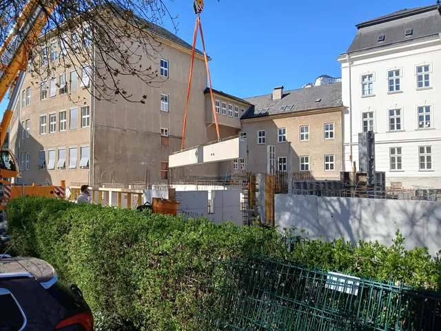 Die städtische Volksschule und Mittelschule Nonntal wird vergrößert, um mehr Platz für die ganztägige Betreuung zu haben. Dabei entstehen zwei neue Turnsäle, ein begrünter Innenhof, eine für die Kinder benutzbare Terrasse und neue, helle Bildungsräume. | Foto: Stadt:Salzburg / Alexander Killer