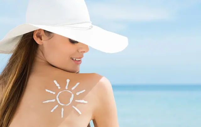 „Die Sonne genießen – aber mit bedacht: Sonnenschutz schützt die Haut vor langfristigen Schäden. | Foto: smarterpix