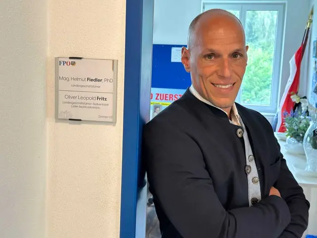 Helmut Fiedler kann sich schon auf seinen Dienstwagen freuen. | Foto: FPÖ NÖ
