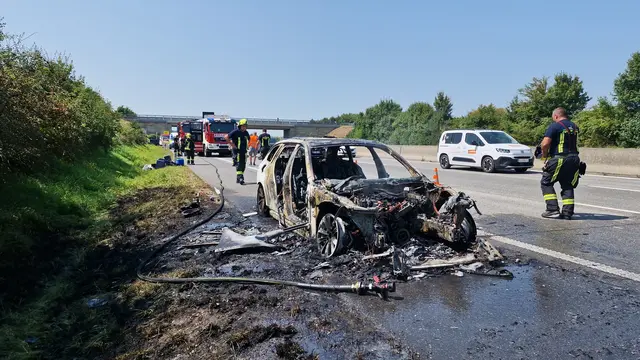 Beim Eintreffen der Feuerwehr stand der PKW bereits in Vollbrand. | Foto: DOKU NÖ